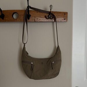 lululemon Slouchy Sling 6L